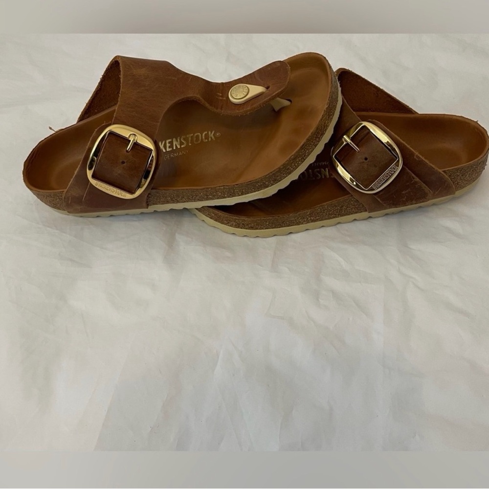 Birkenstock Gizeh Big Buckle thong sandal in cognac oiled leather. Size 37 6-6.5